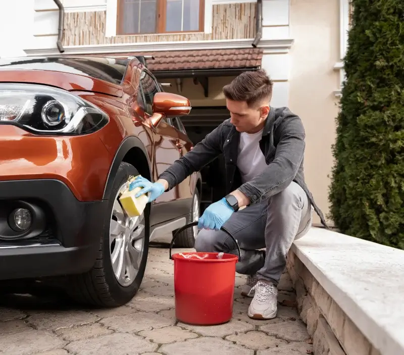 Lavage auto à domicile Peyrus : professionnel intervenant sur un véhicule